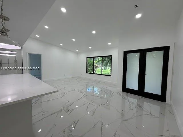 4 bed, 2.0 bath, 1943 sqft, $6,500 — Photo 3
