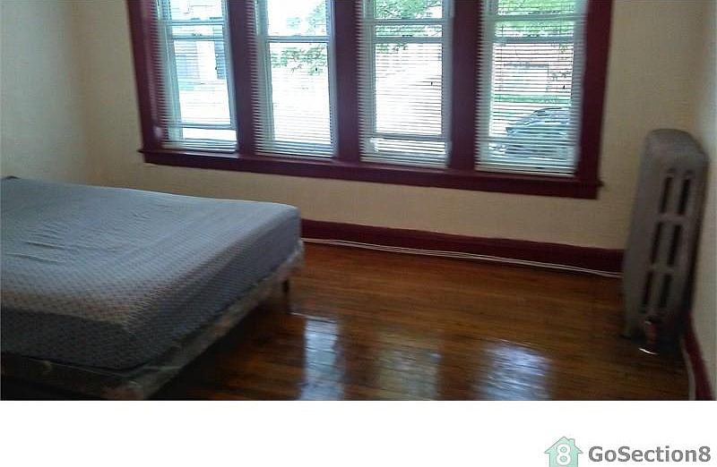 2nd image of 909 W 77th St