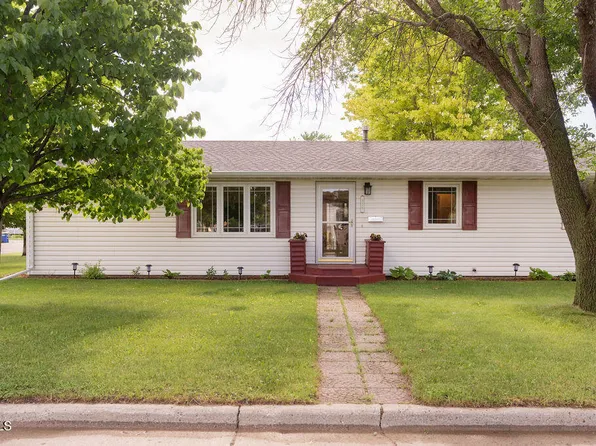 326 17th Ave NE, Jamestown, ND 58401