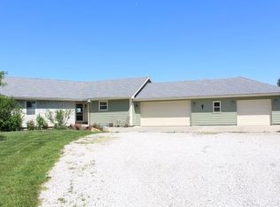 19670 211th St, Tonganoxie, KS 66086