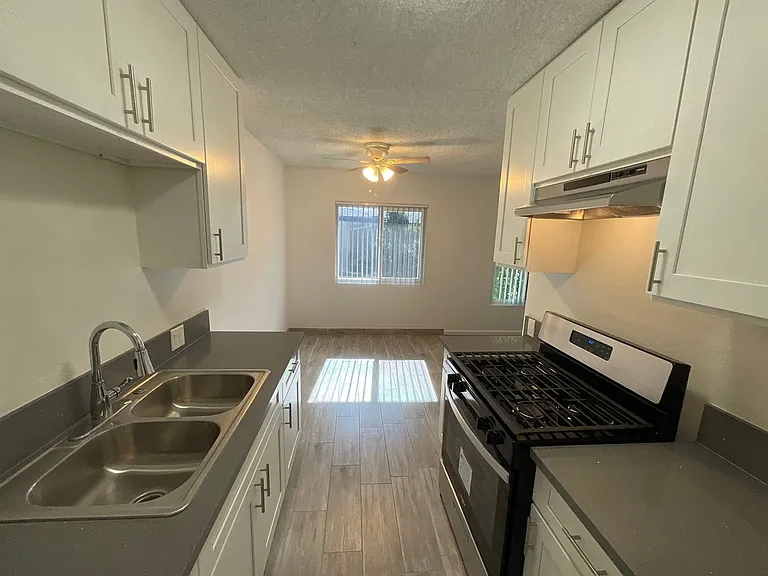 126 E Wilken Way — Photo 10