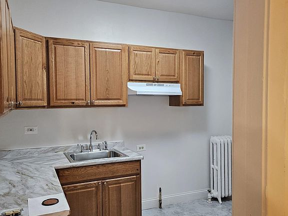 5th image of 6812 N Greenview Ave Floor 1