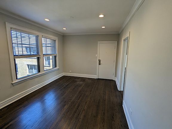 4th image of 935 W Oakdale Ave #3