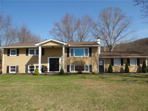 17 Red Wing Ln, Horseheads, NY 14845