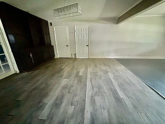 3rd image of 2733 Yale Ave