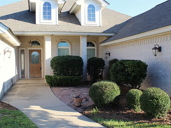 3rd image of 1405 Parkwood Ct