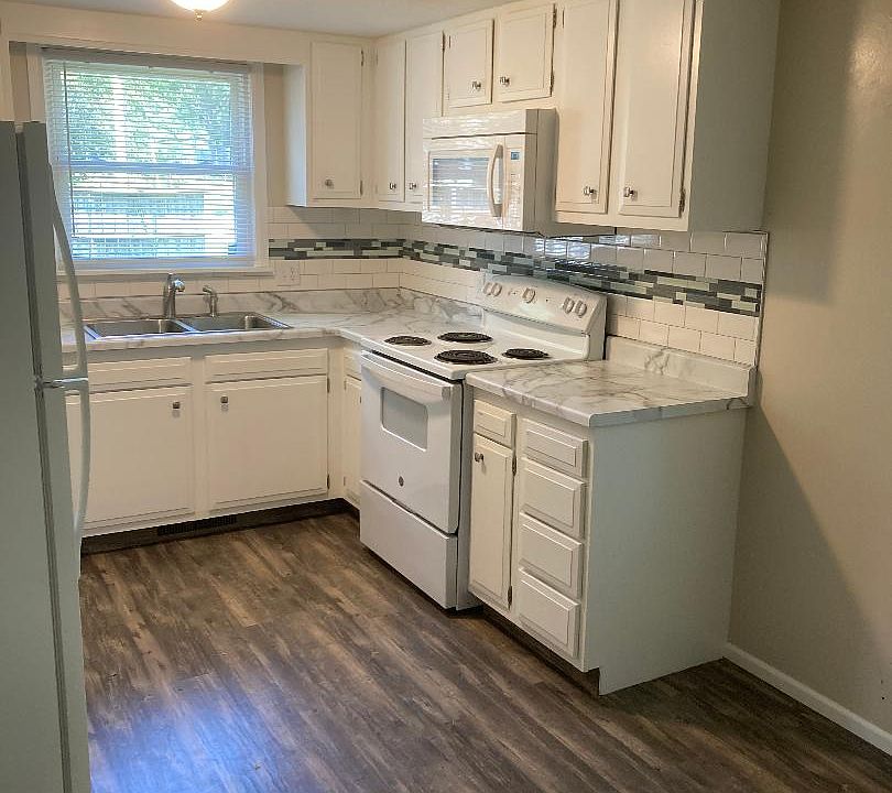 Combined kitchen dining area that easily seats a table for 4.