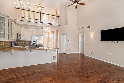 2nd image of 928 Sloane Ct
