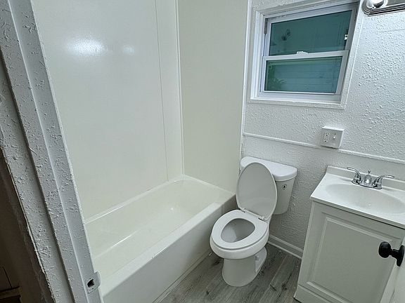 5th image of 218 N Oleander Ave #2