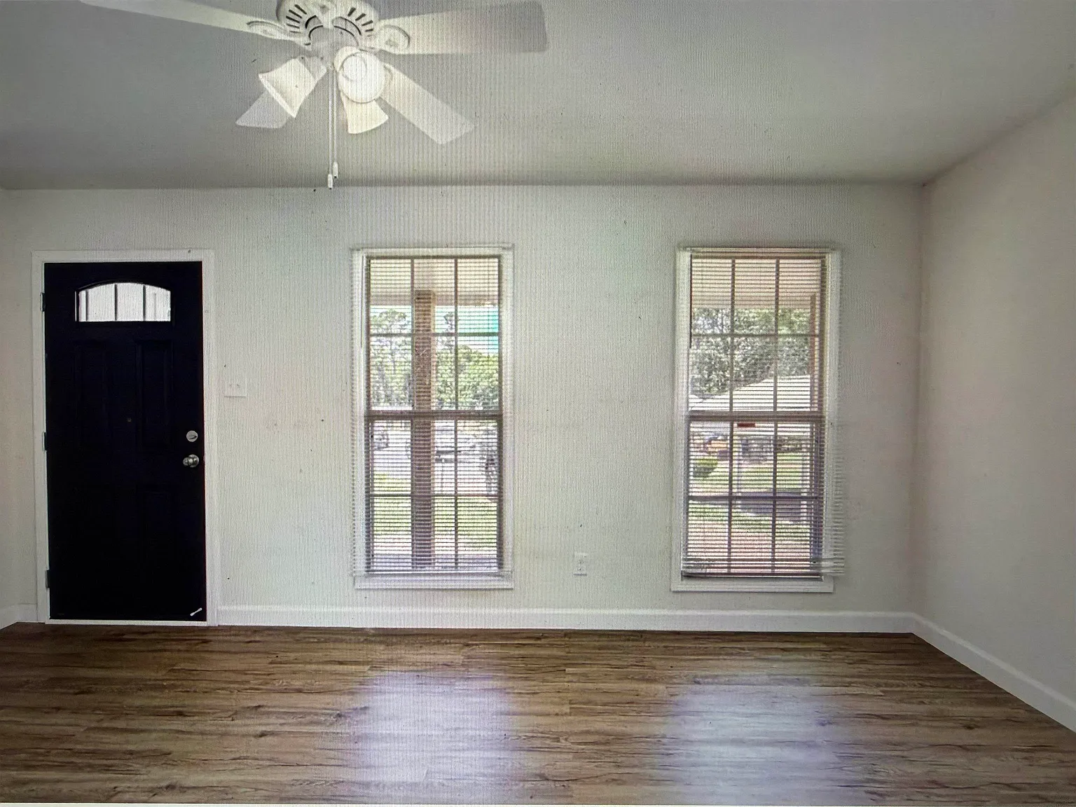 4 bed, 1.0 bath, 1102 sqft, $1,660 — Photo 2