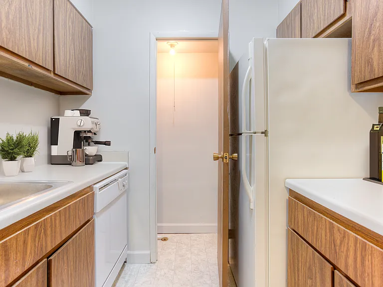 Windsor Woods Apartments — Photo 11