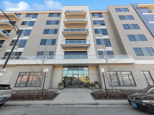 367 W Locust St #203, Chicago, IL 60610