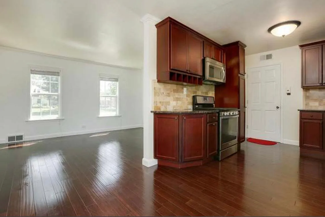 2 bed, 1000 sqft, $2,300 — Photo 3