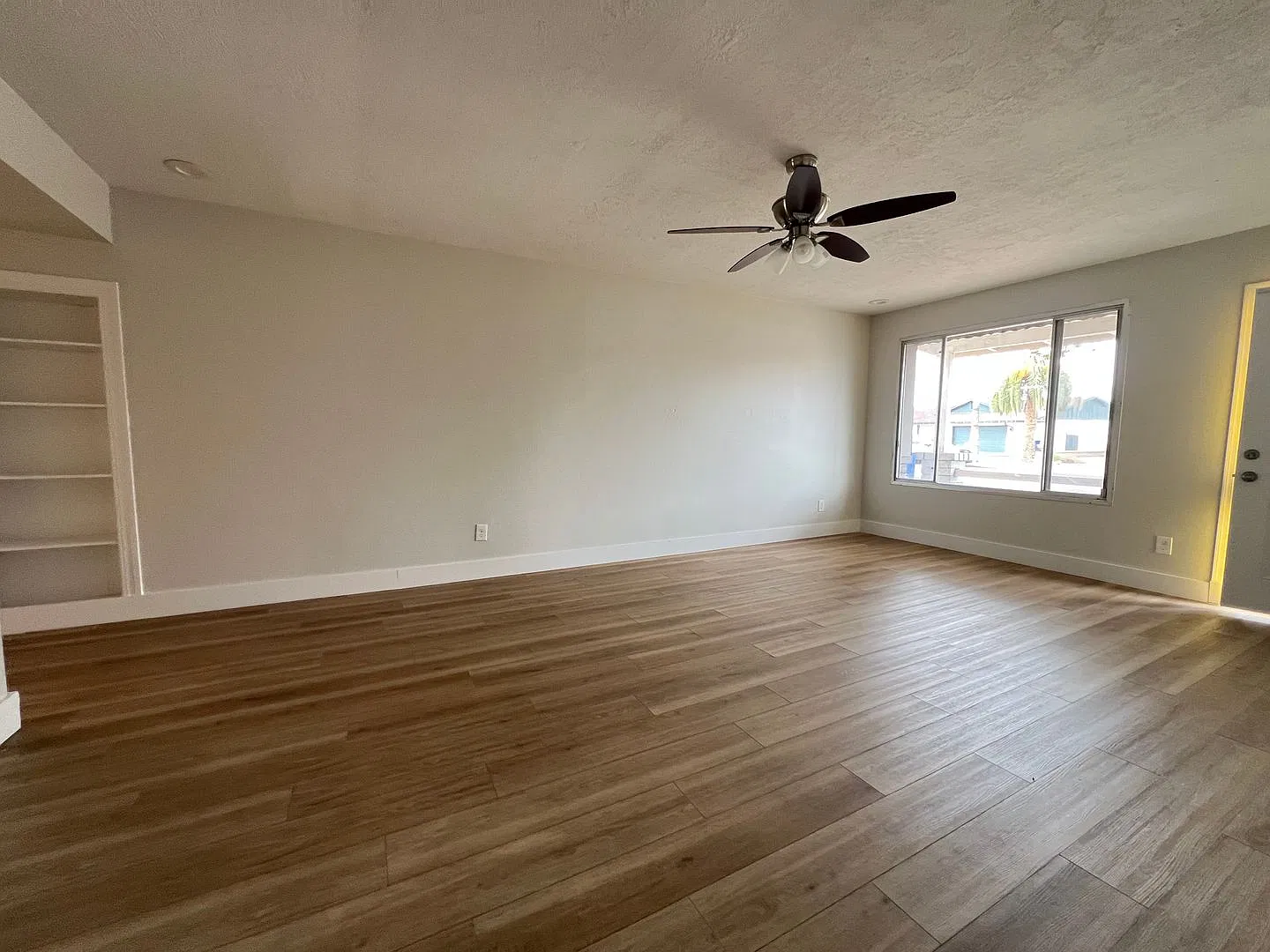 Charming Tempe ranch style home with excellent patio and backyard! — Photo 3