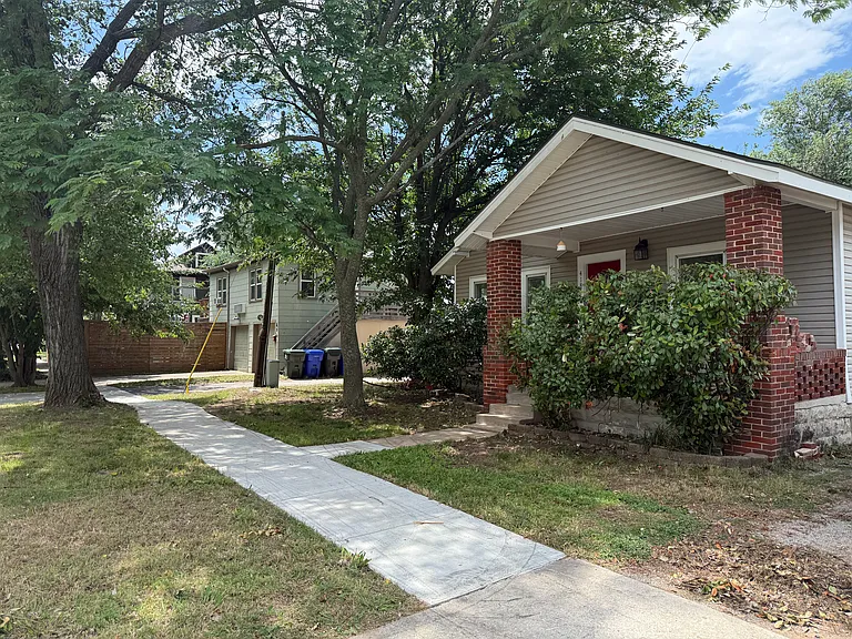 418 N Crawford Ave — Photo 3