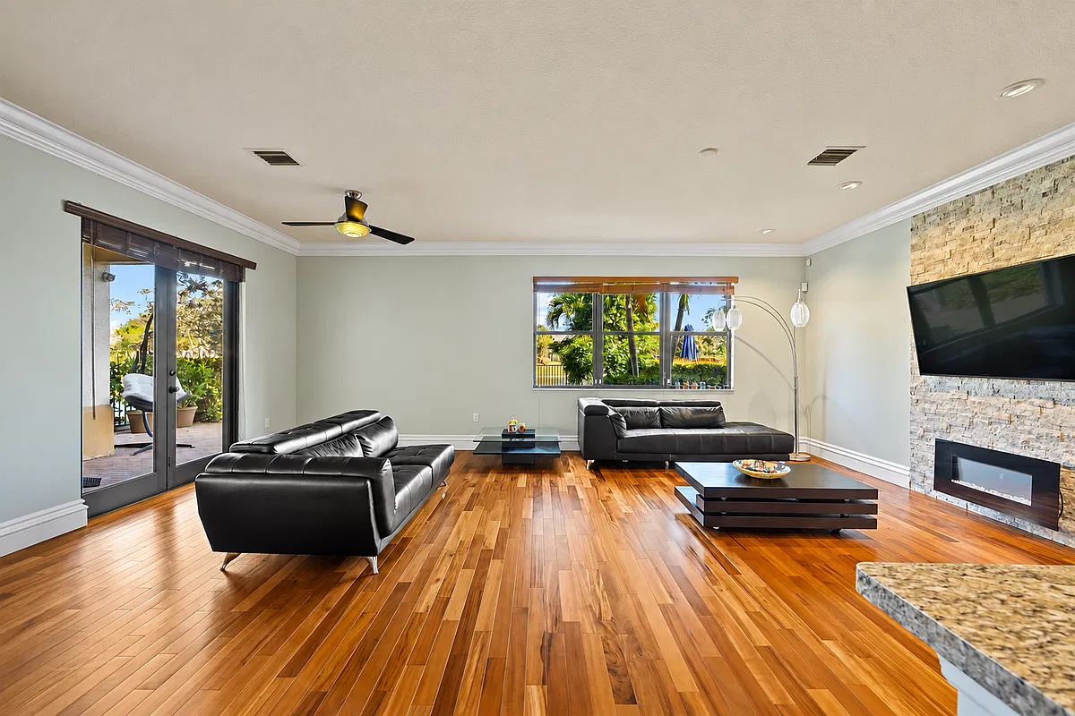 4 bed, 2.5 bath, 2361 sqft, $4,600 — Photo 2