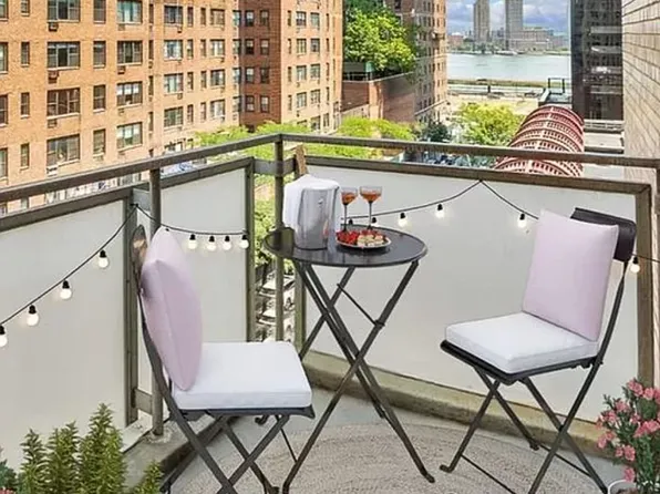 300 East 40th Street image 10 of 18