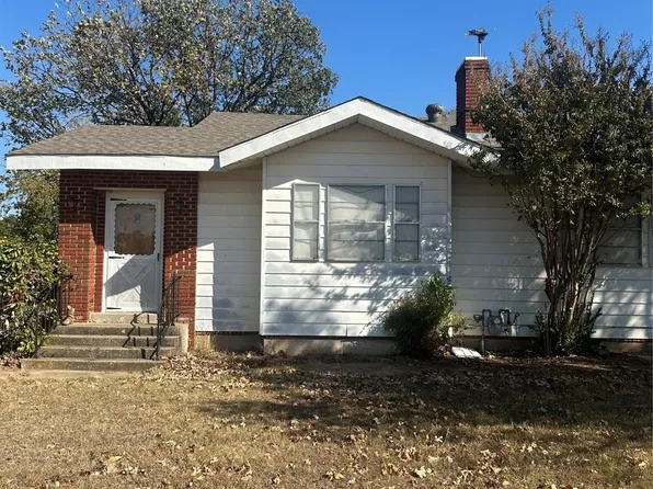 900 Grayson St, Nocona, TX 76255