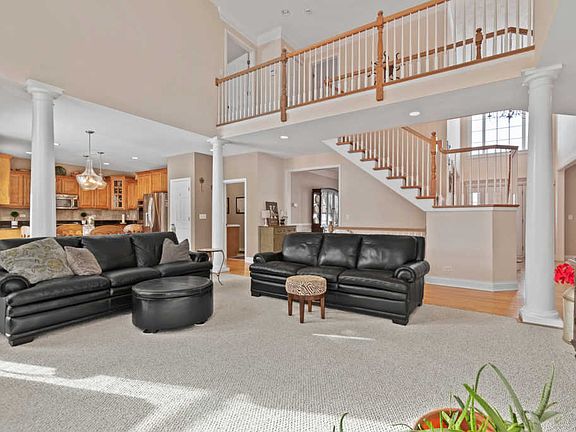 5th image of 486 E Thornwood Dr