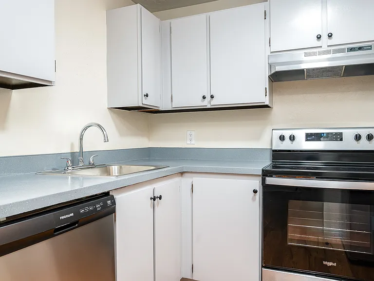Pacific Village | Kitchen