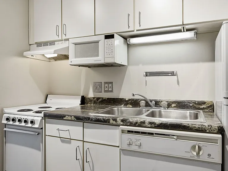 Whiteway Apartments — Photo 6