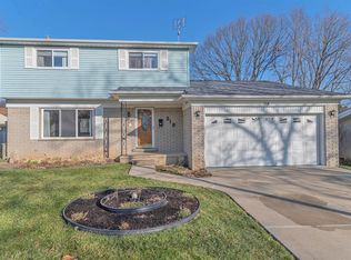218 Debra Ln, Northville, MI 48167