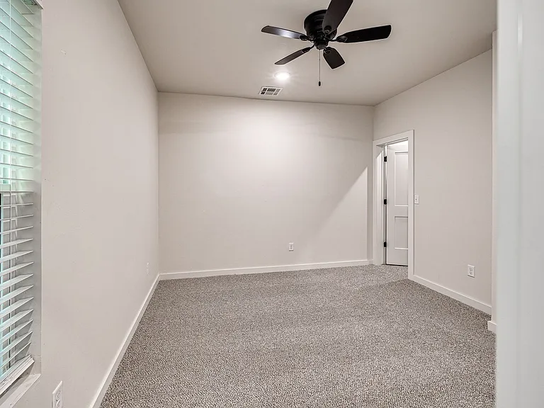 614 W 2nd St #110 — Photo 19