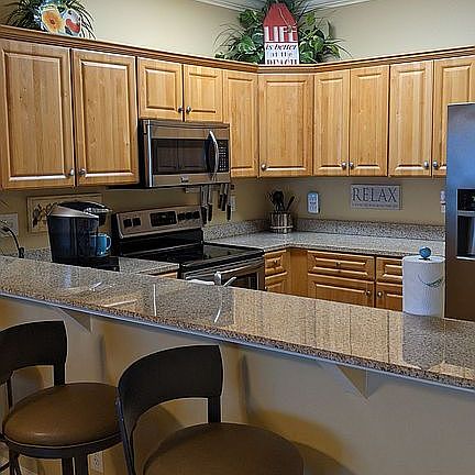 Kitchen w/ bar seating