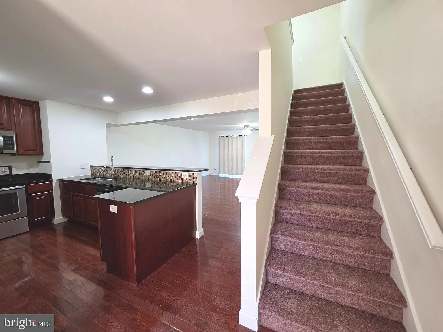 3 bed, 3.5 bath, 1499 sqft, $1,750 — Photo 3