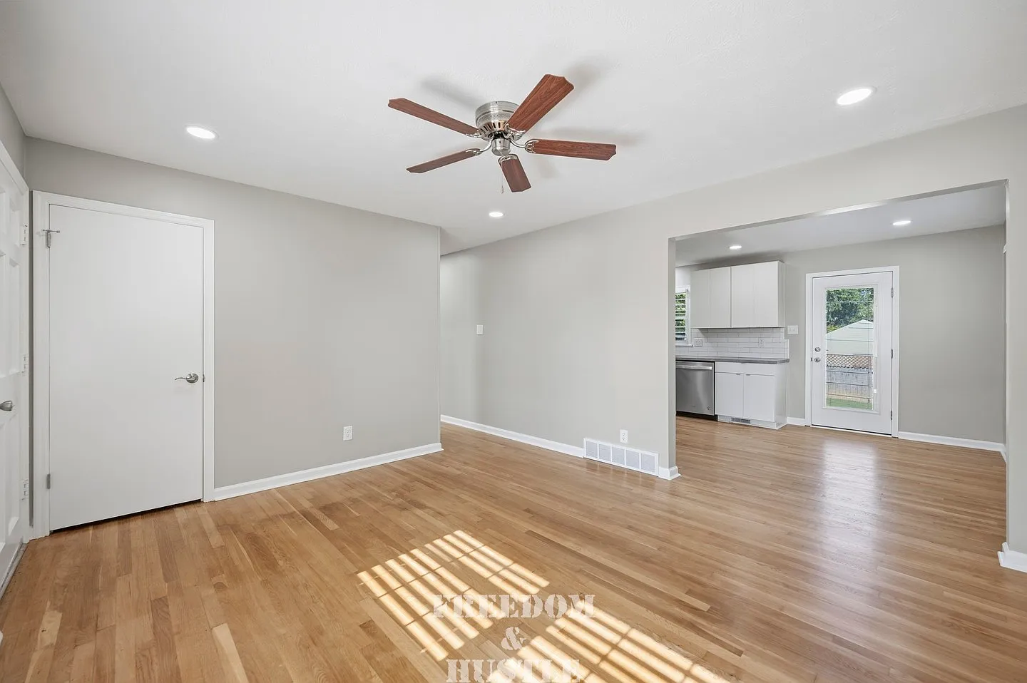 3 bed, 975 sqft, $1,995 — Photo 3