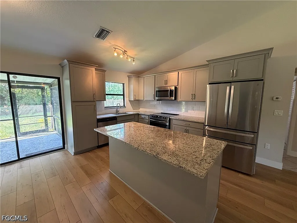3 bed, 2.0 bath, 1278 sqft, $2,800 — Photo 1