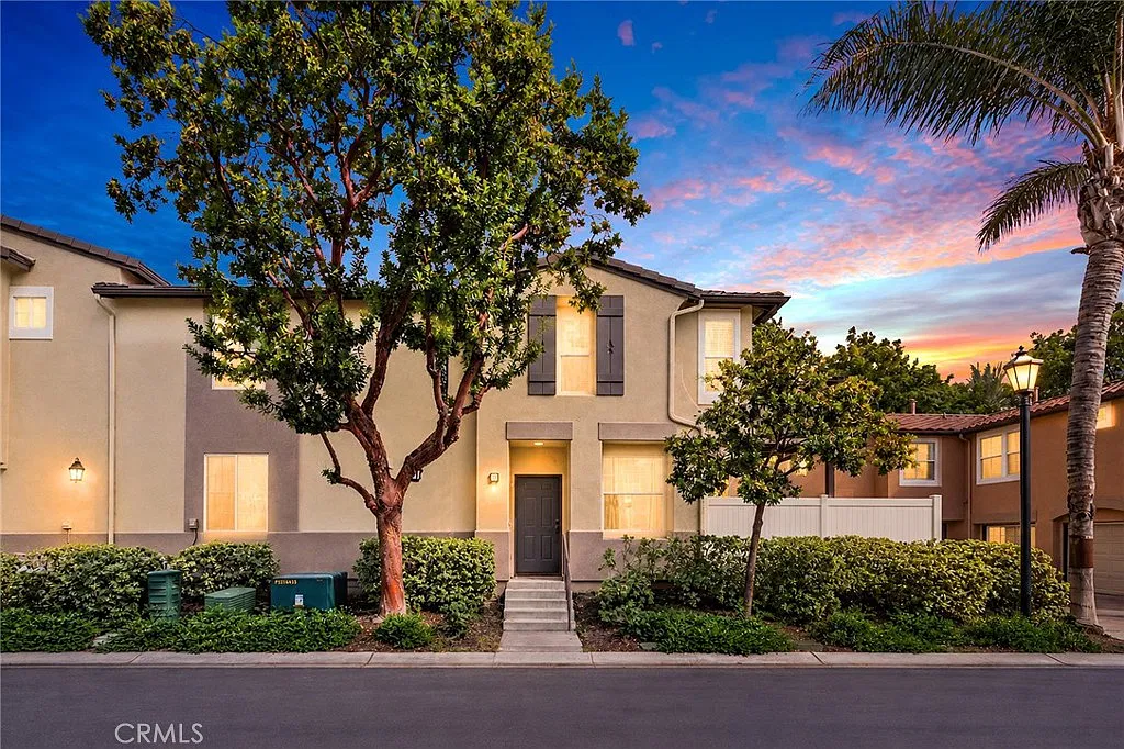 3 bed, 2.5 bath, 1387 sqft, $3,000 — Photo 1