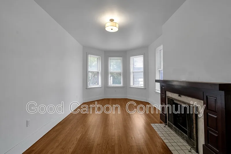 2 bed, 1.0 bath, 915 sqft, $1,900 — Photo 3