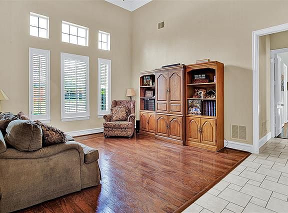 4th image of 4544 Glenville Dr