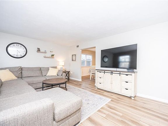 4th image of 548 Woodlake Rd