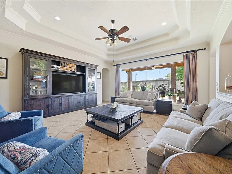2404 Lancaster Ct — Photo 12