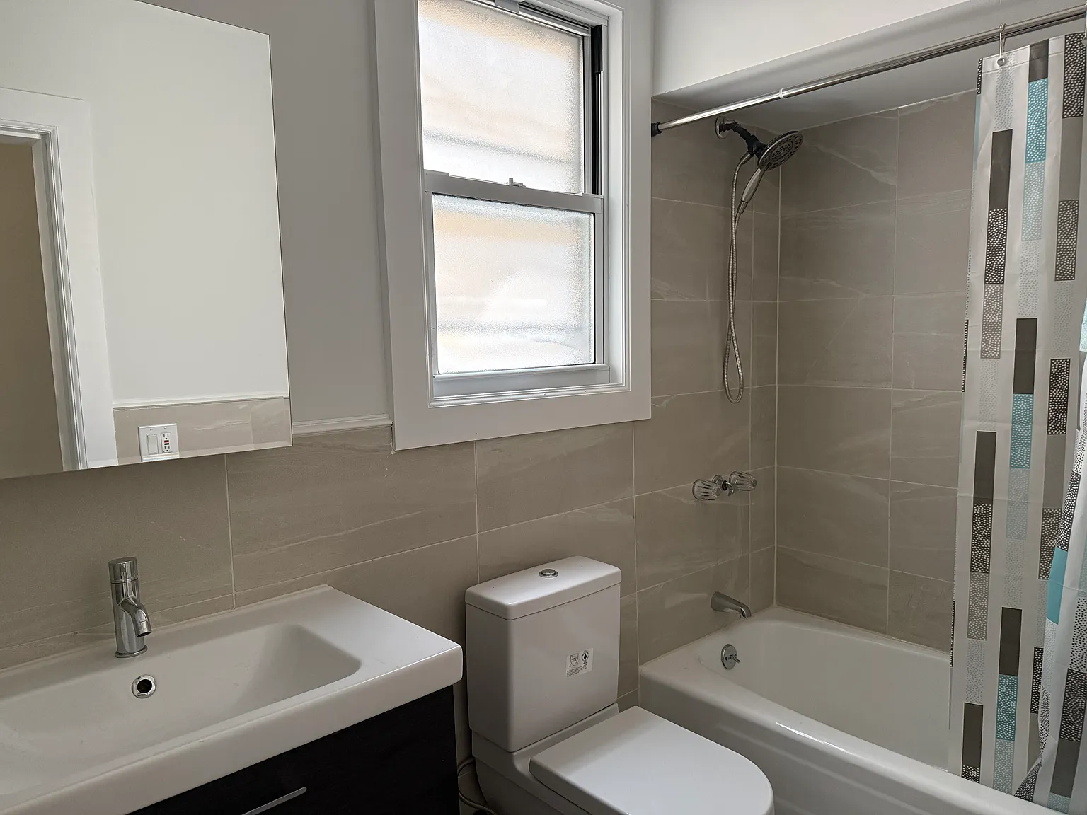 3 bed, 1000 sqft, $3,300 — Photo 4
