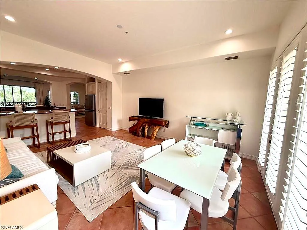 3 bed, 2.0 bath, 2341 sqft, $24,000 — Photo 3