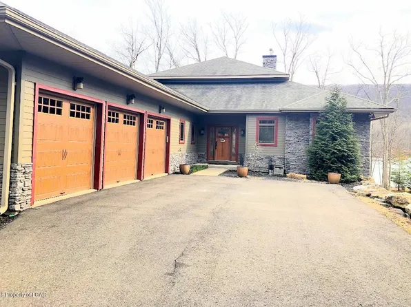 272 W Lake Valley Dr, Hazleton, PA 18202
