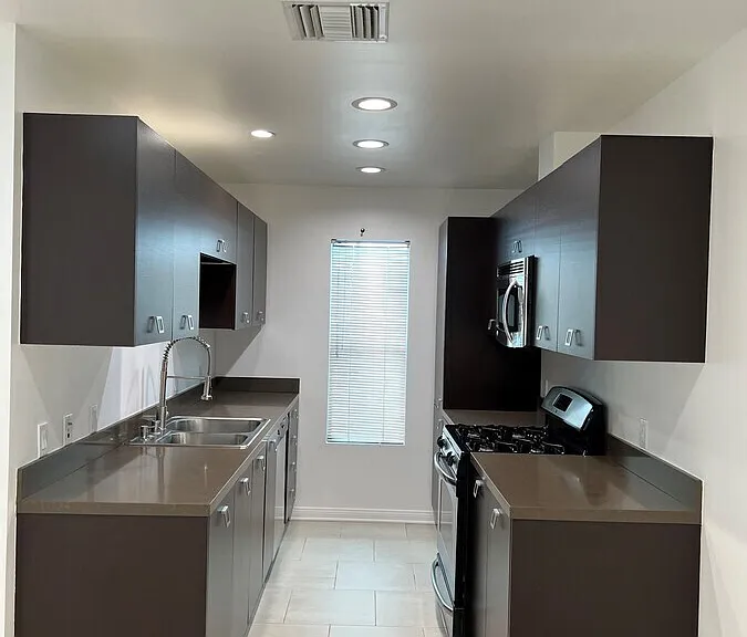 1418 N Poinsettia Pl #6 — Photo 2