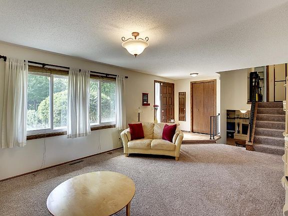 3rd image of 15033 Butternut Ln