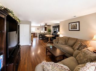 4134 Cove Ln APT B, Glenview, IL 60025