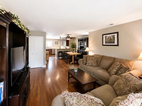 4134 Cove Ln APT B, Glenview, IL 60025