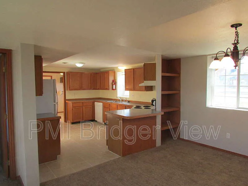 3 bed, 2.0 bath, 1458 sqft, $2,400 — Photo 3