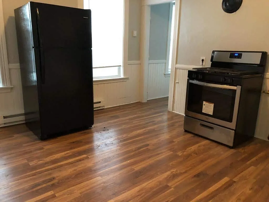 4 bed, 1600 sqft, $2,350 — Photo 2