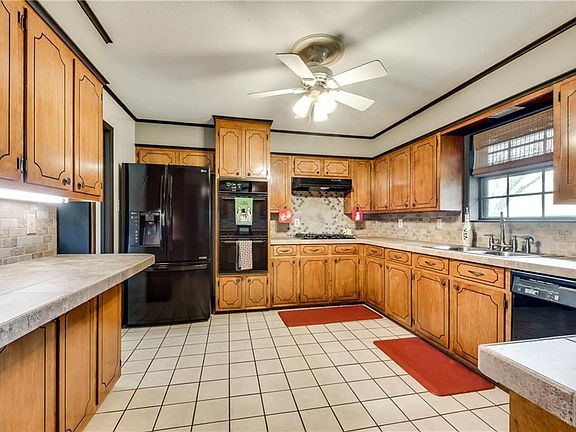 5th image of 808 W Main St