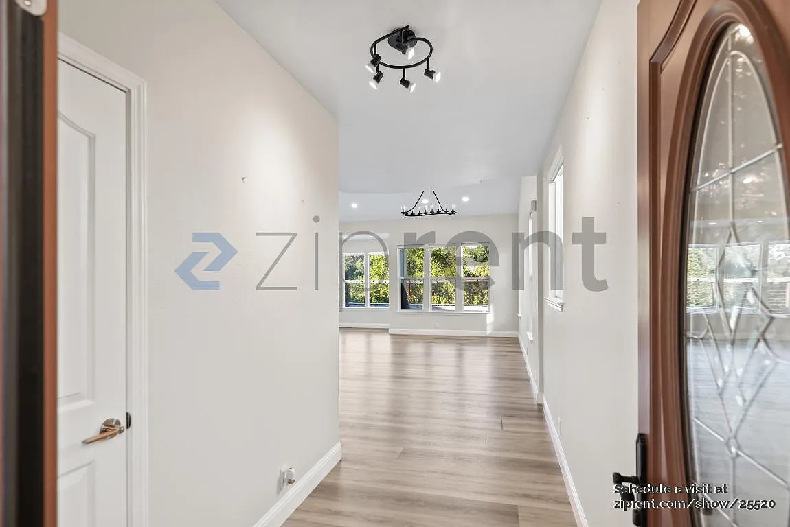 4 bed, 2.5 bath, 2400 sqft, $5,000 — Photo 4
