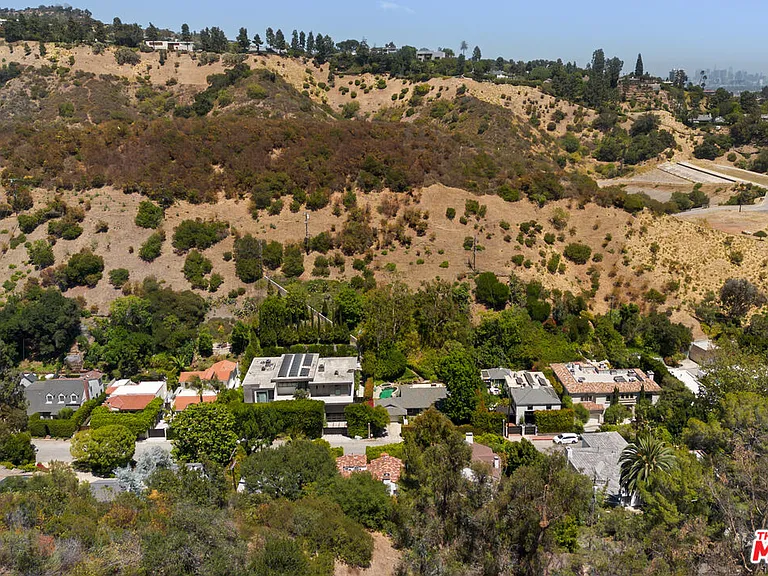 1407 N Beverly Dr — Photo 55