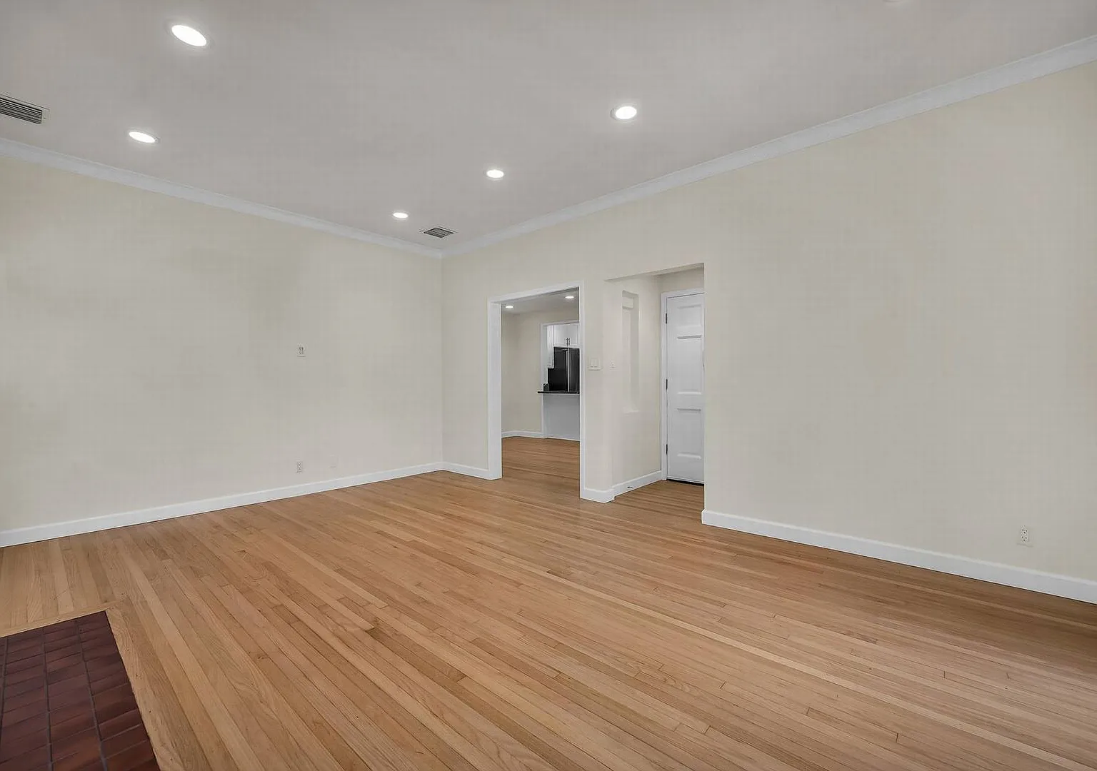 Stunning remodeled home in Silverlake!! — Photo 4
