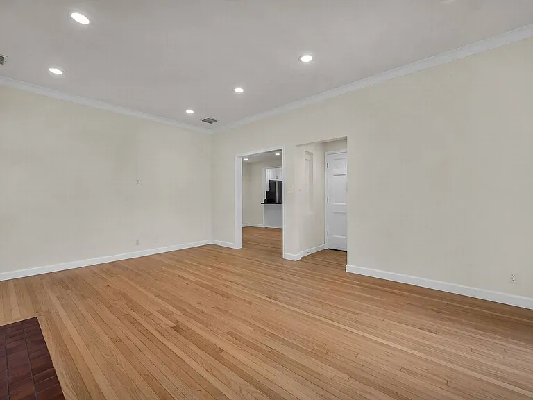 2828 Avenel St — Photo 4